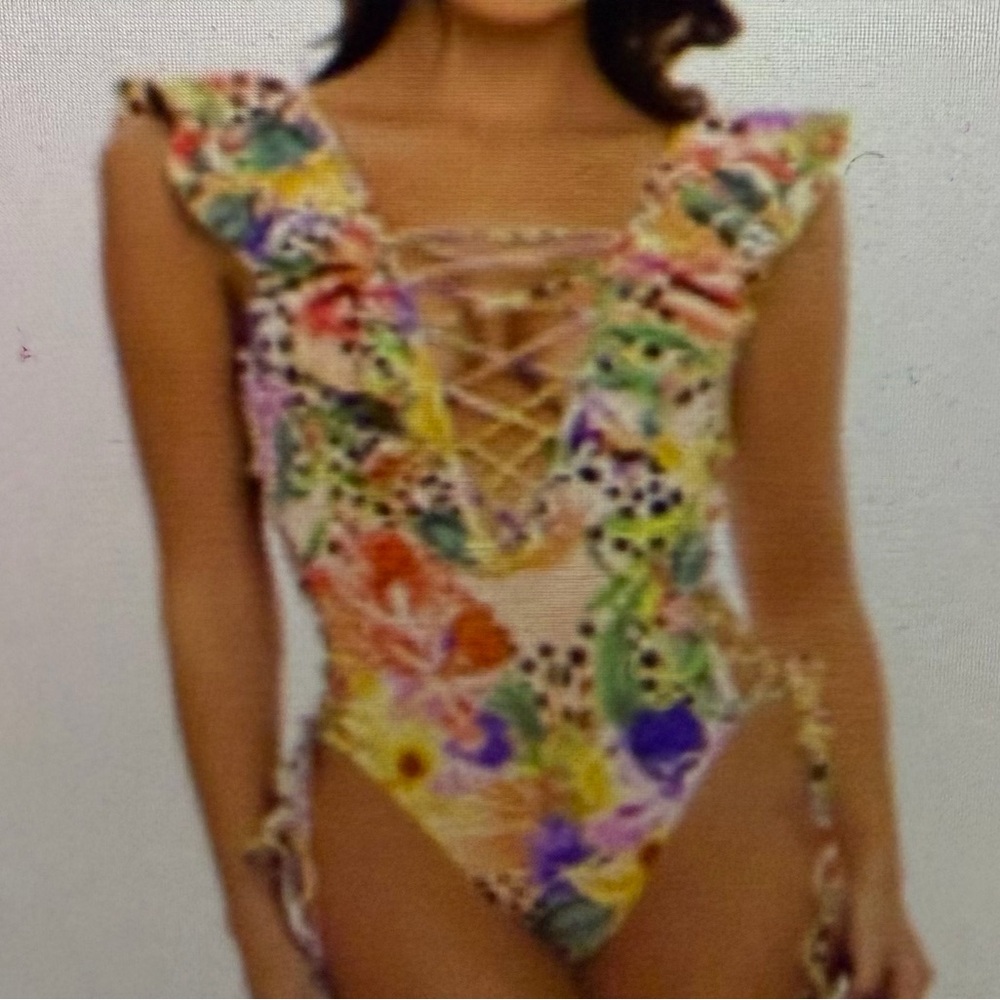 Luli Fama SHOCKING FLORALS.
Swimsuit
Pareo
Cover up
Limited print - Picture 4 of 12